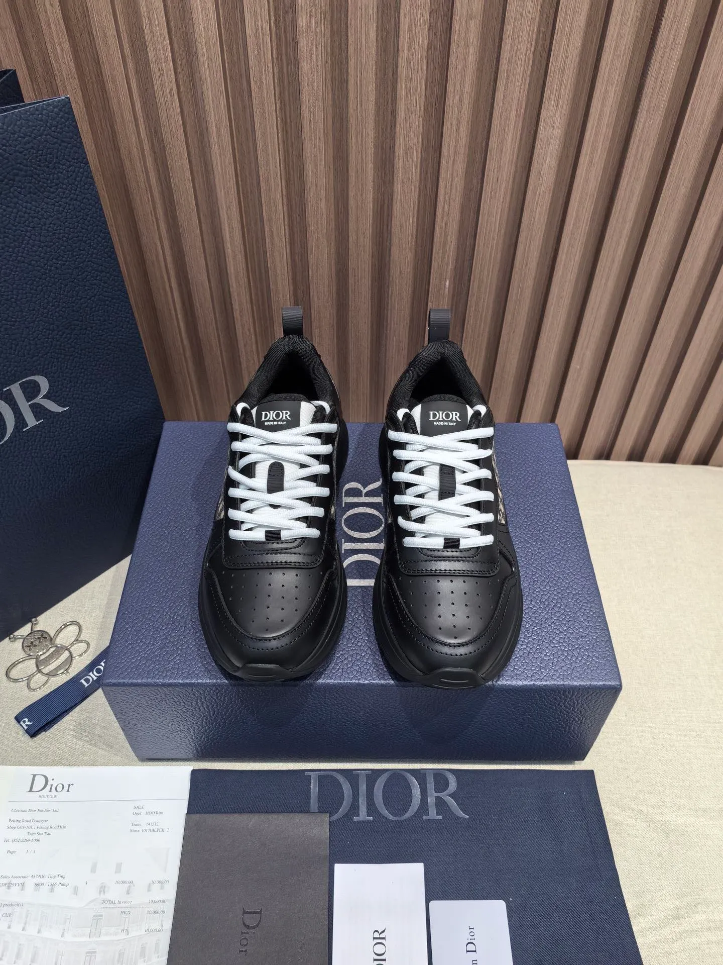 Factory price: 440💰 🔍Top purchasing agent🇮🇹 Dior's super-popular sports shoes, popular for street men, are synchronized with the new product counters. The uppers are made of Italian original imported cowhide and matched with D's customized fabrics. It is a must-have for fashionistas. The complex craftsmanship is perfectly reproduced. Imported soft cowhide foot pads, soles: original soles specially provided by the original factory, exclusive movable molded soles are super comfortable, original factory follow-up goods, 🔍🔍high quality, you can enter and exit the counter at will, welcome to compare, code number 38-45 (46 can be customized and cannot be returned or exchanged)